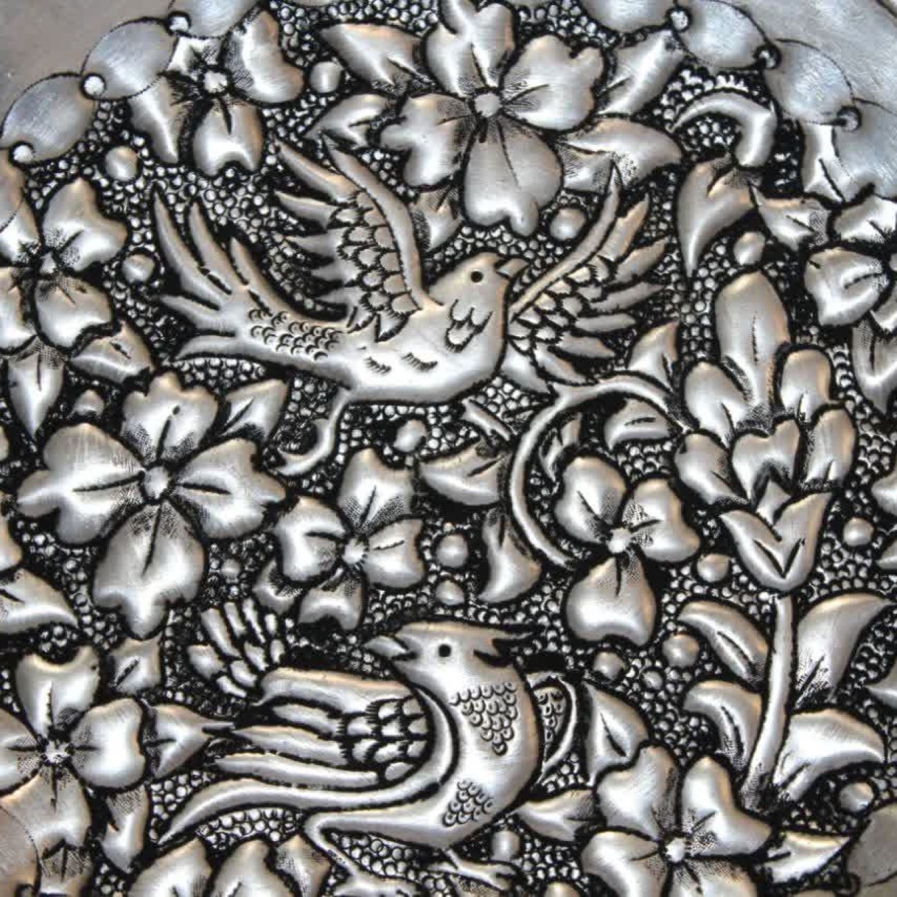 波斯装饰性铜盘——手工雕刻“花与鸟”图案