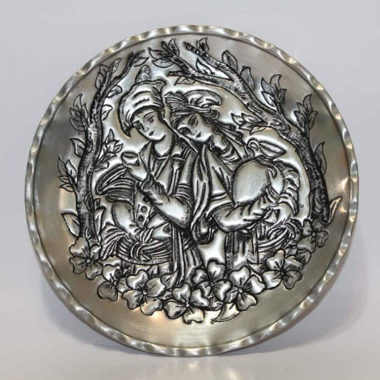 Main image of 波斯装饰性铜盘——手工雕刻“莱拉与马吉农”图案