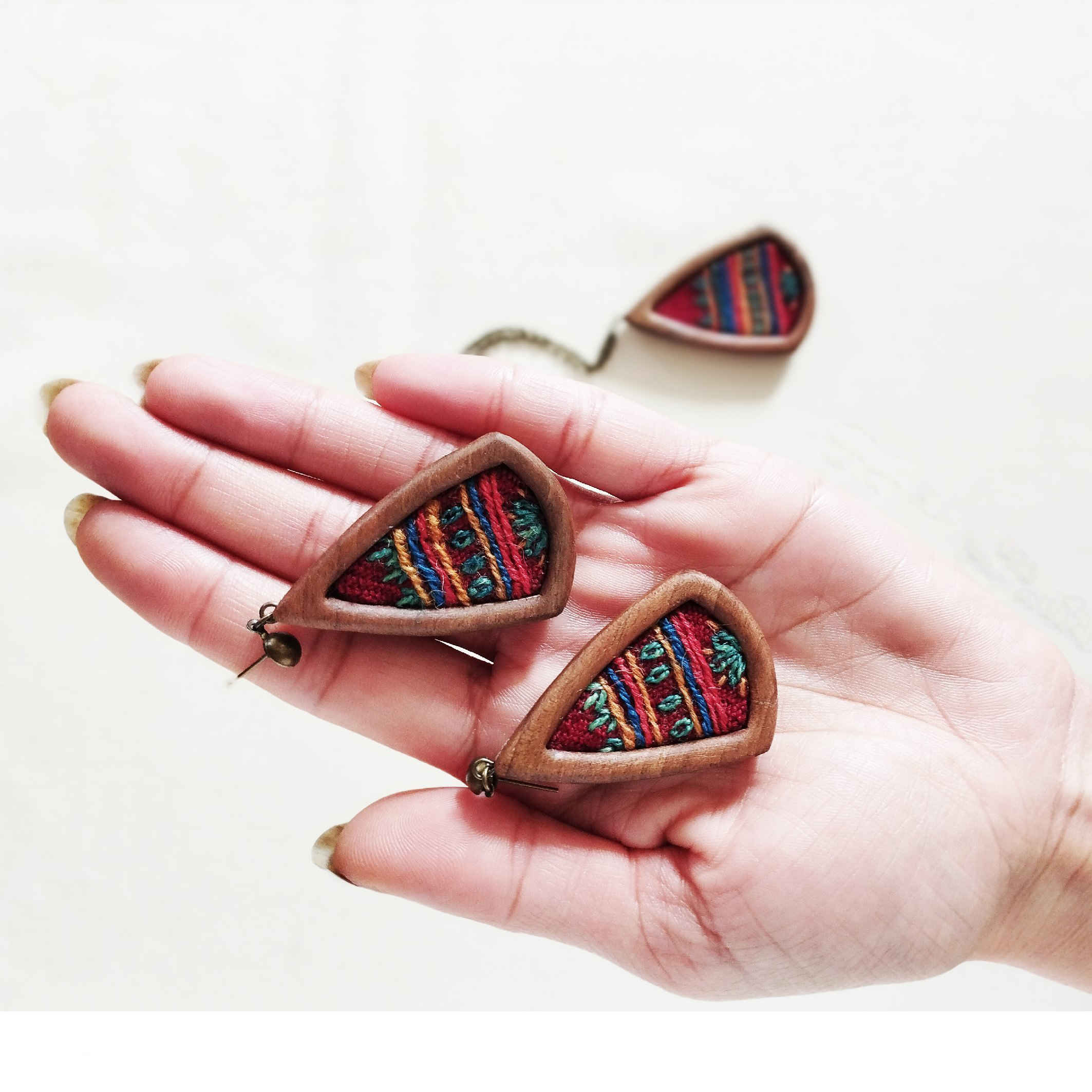 女士手工木质耳环 – 传统刺绣款