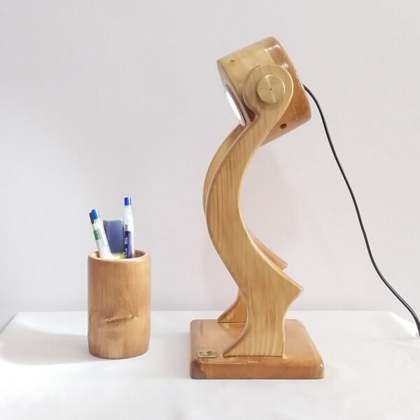 趣味木质可调节阅读台灯 – 带笔筒收纳
