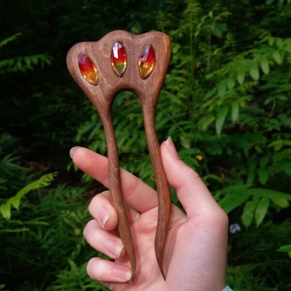 木质发叉 – 手工制作，皇冠设计及碧玺镶嵌