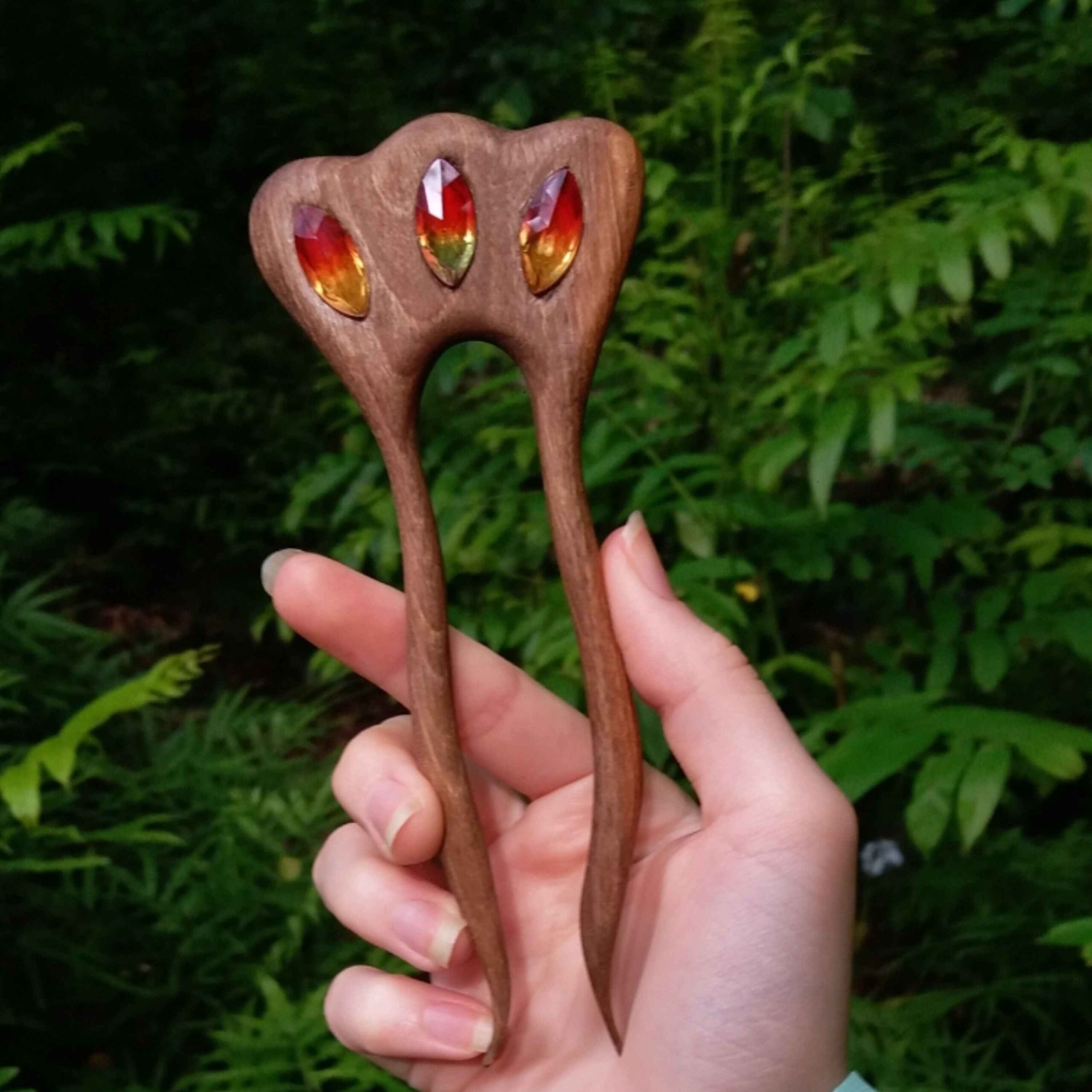 Main image of 木质发叉 – 手工制作，皇冠设计及碧玺镶嵌