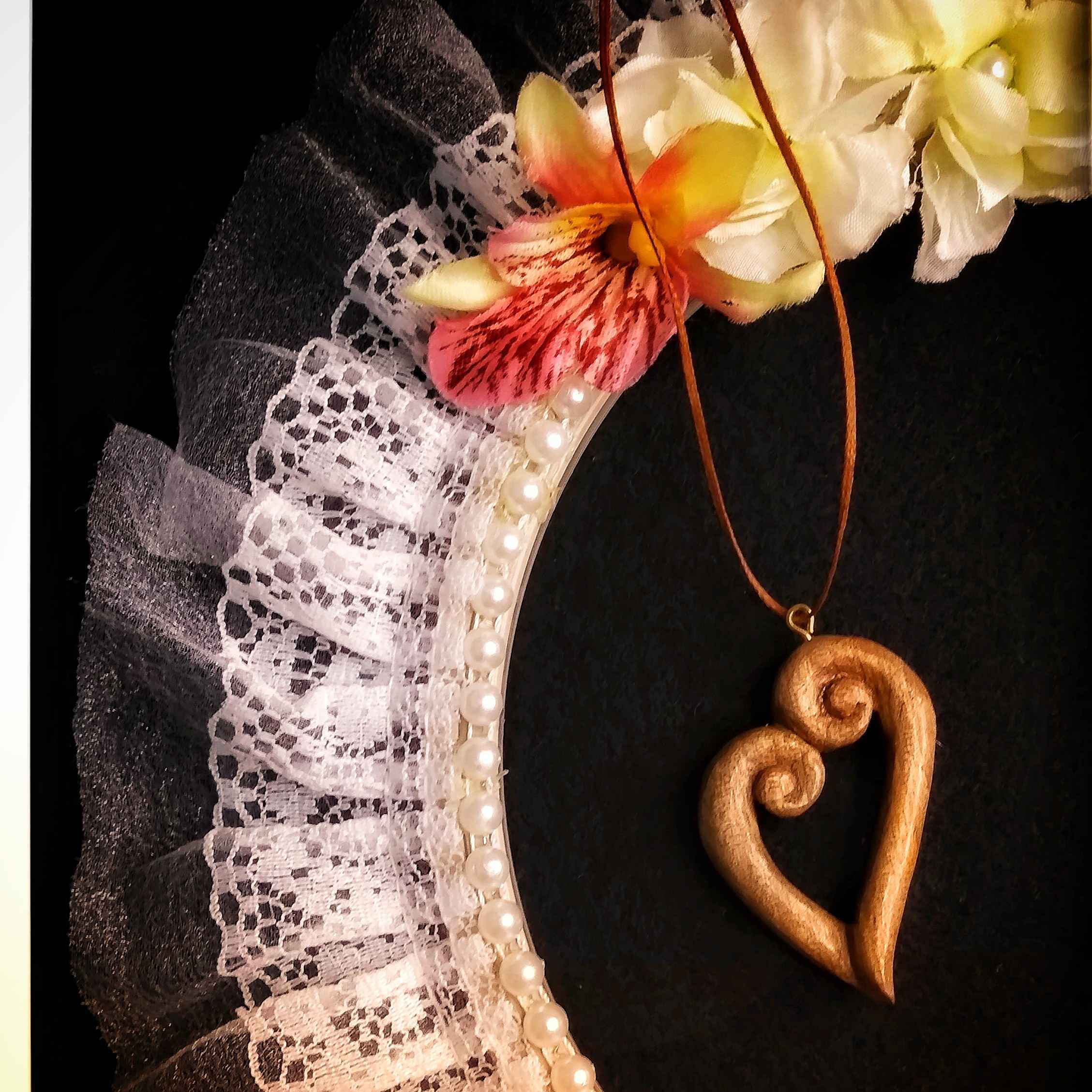 Main image of 艺术木质吊坠项链，心形设计