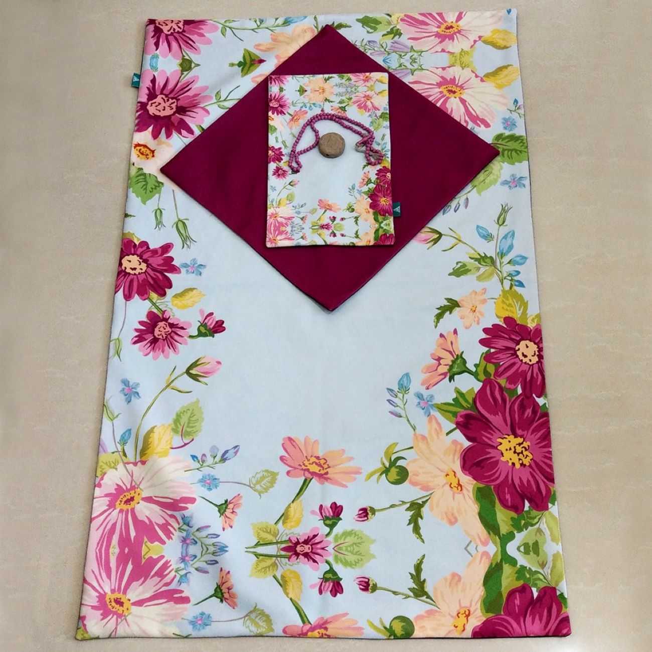 Main image of 伊斯兰丝绒薄型祈祷垫 Janamaz Sajadah – 花卉设计