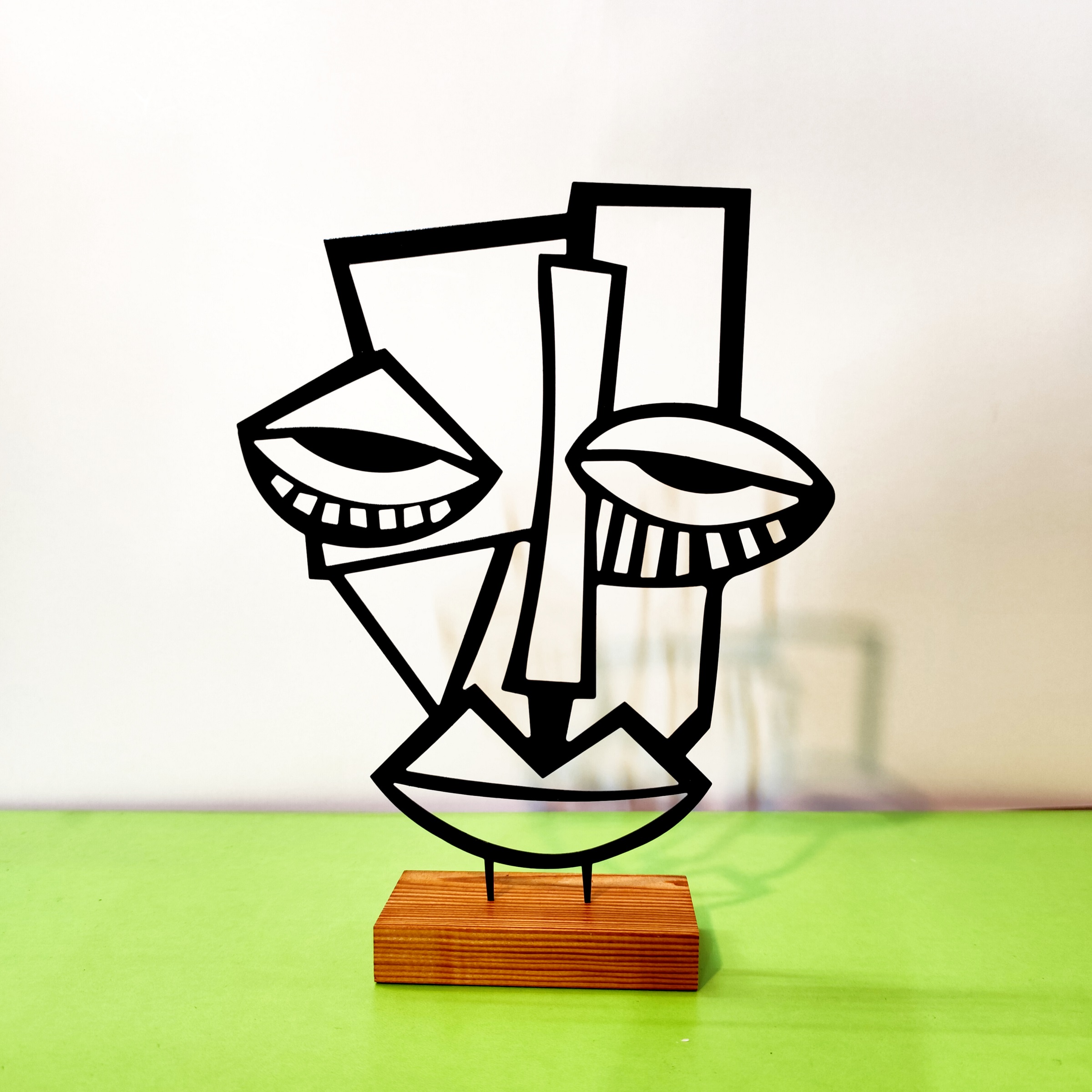 极简艺术雕塑 – 金属立体派人脸