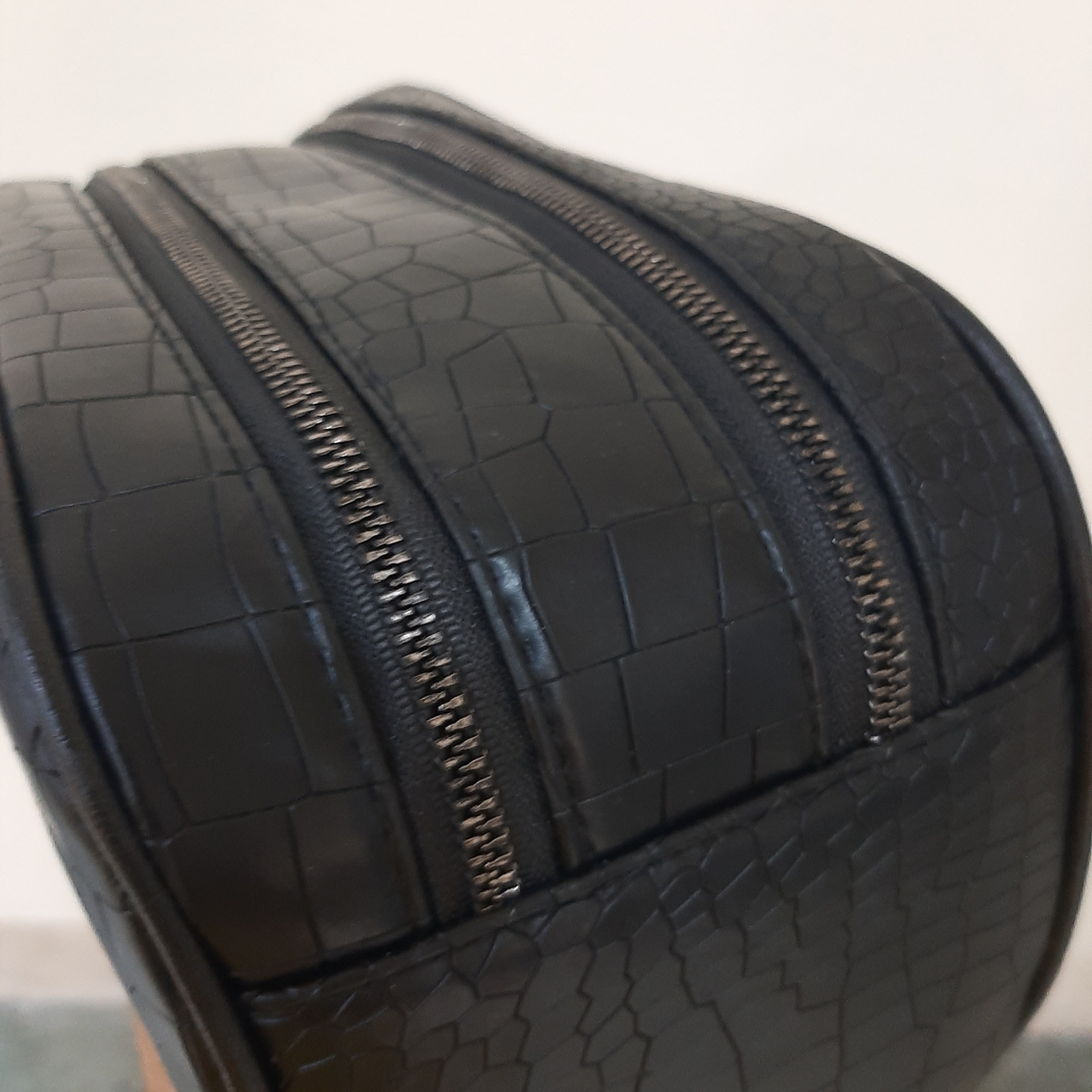 波斯仿皮公文包 – 耐用且时尚