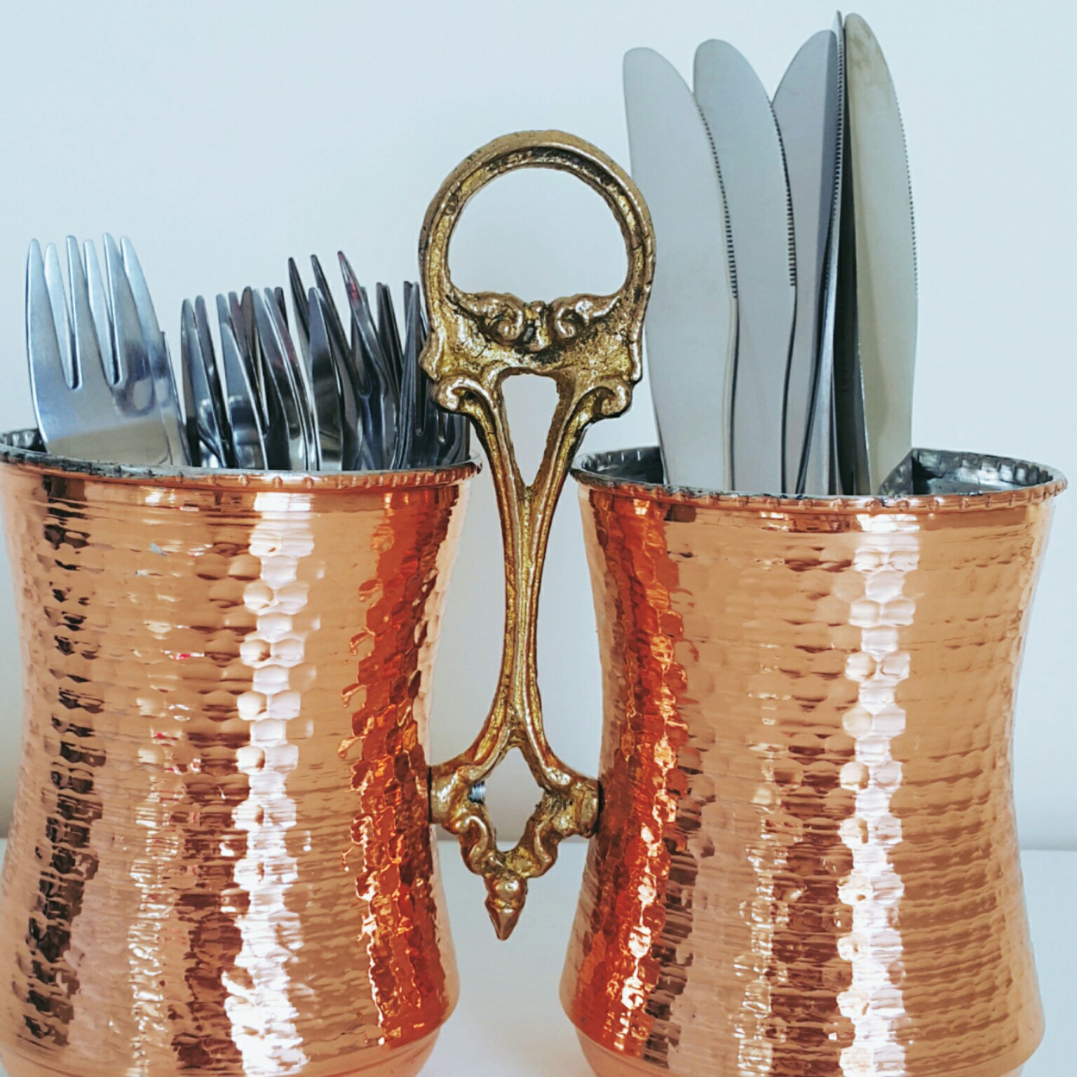 波斯铜制餐具收纳筒——传统锤纹厨房配件