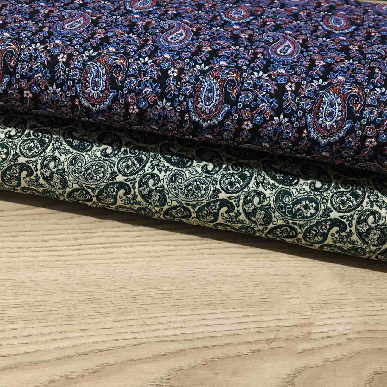 Main image of 波斯特尔梅布料，带有花卉佩斯利设计的优雅