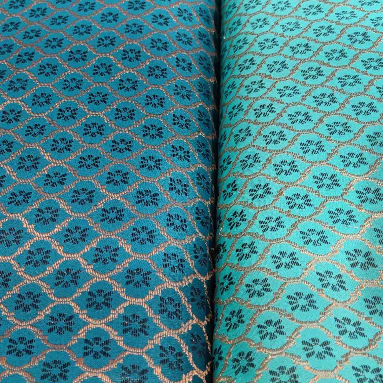 Main image of 波斯特尔梅布料，带有精致花卉佩斯利设计