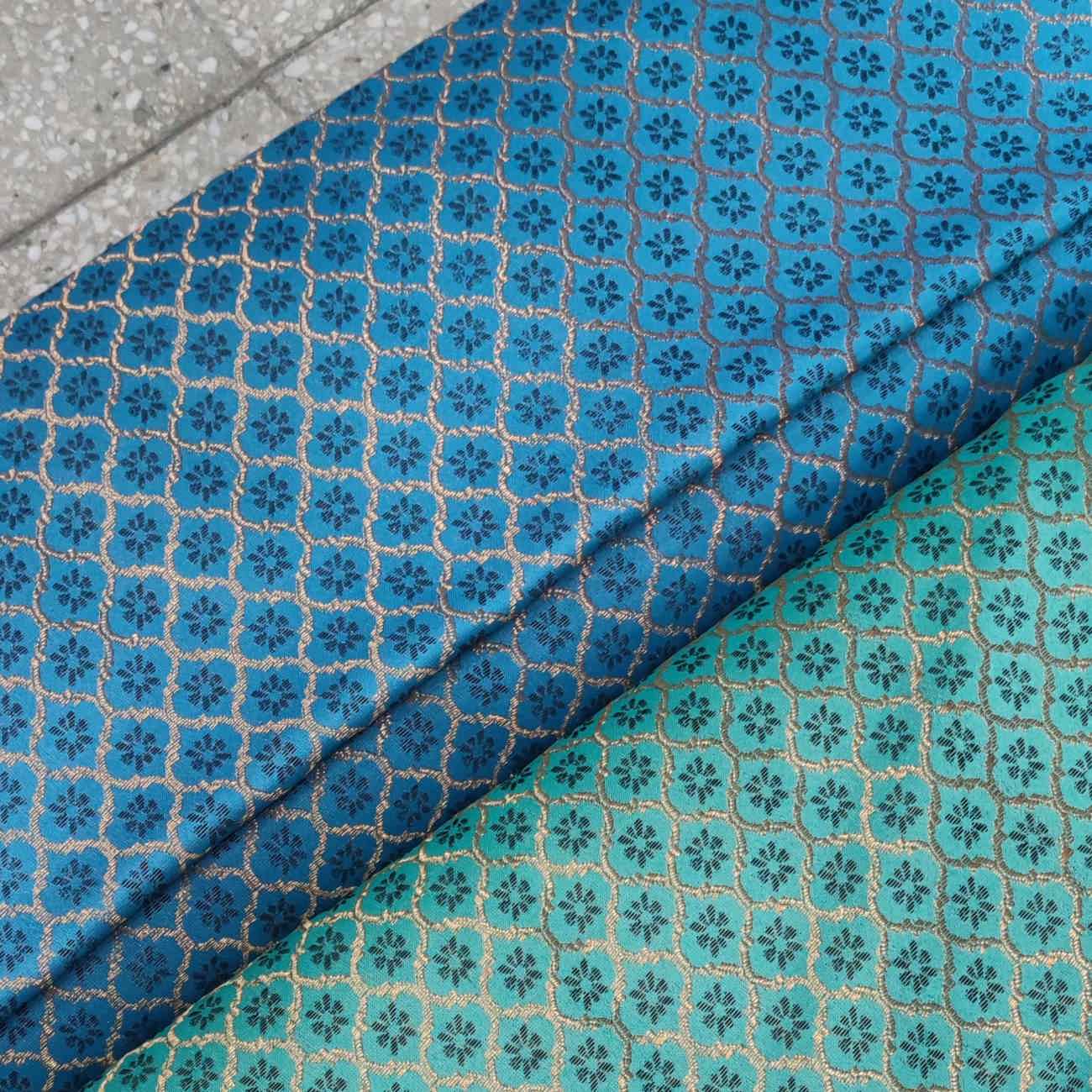 波斯特尔梅布料,带有精致花卉佩斯利设计