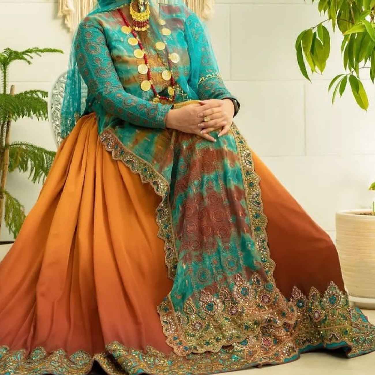 波斯女性传统服饰套装