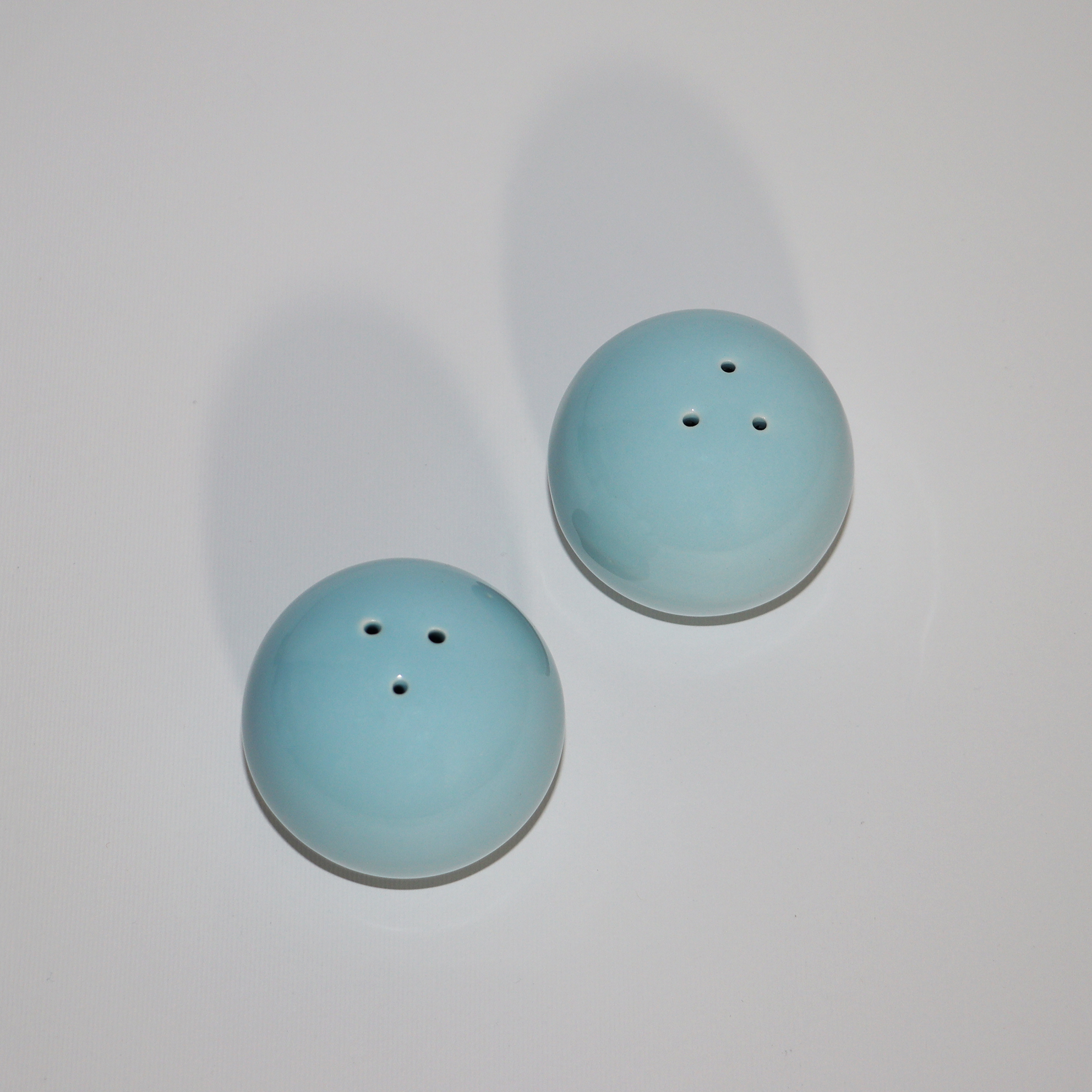 Main image of 经典魅力陶瓷盐与胡椒罐套装