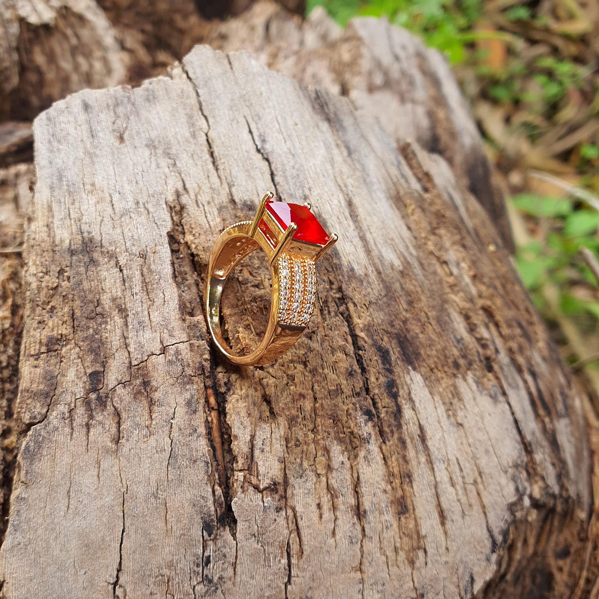 优雅波斯黄铜女性戒指，时尚奢华