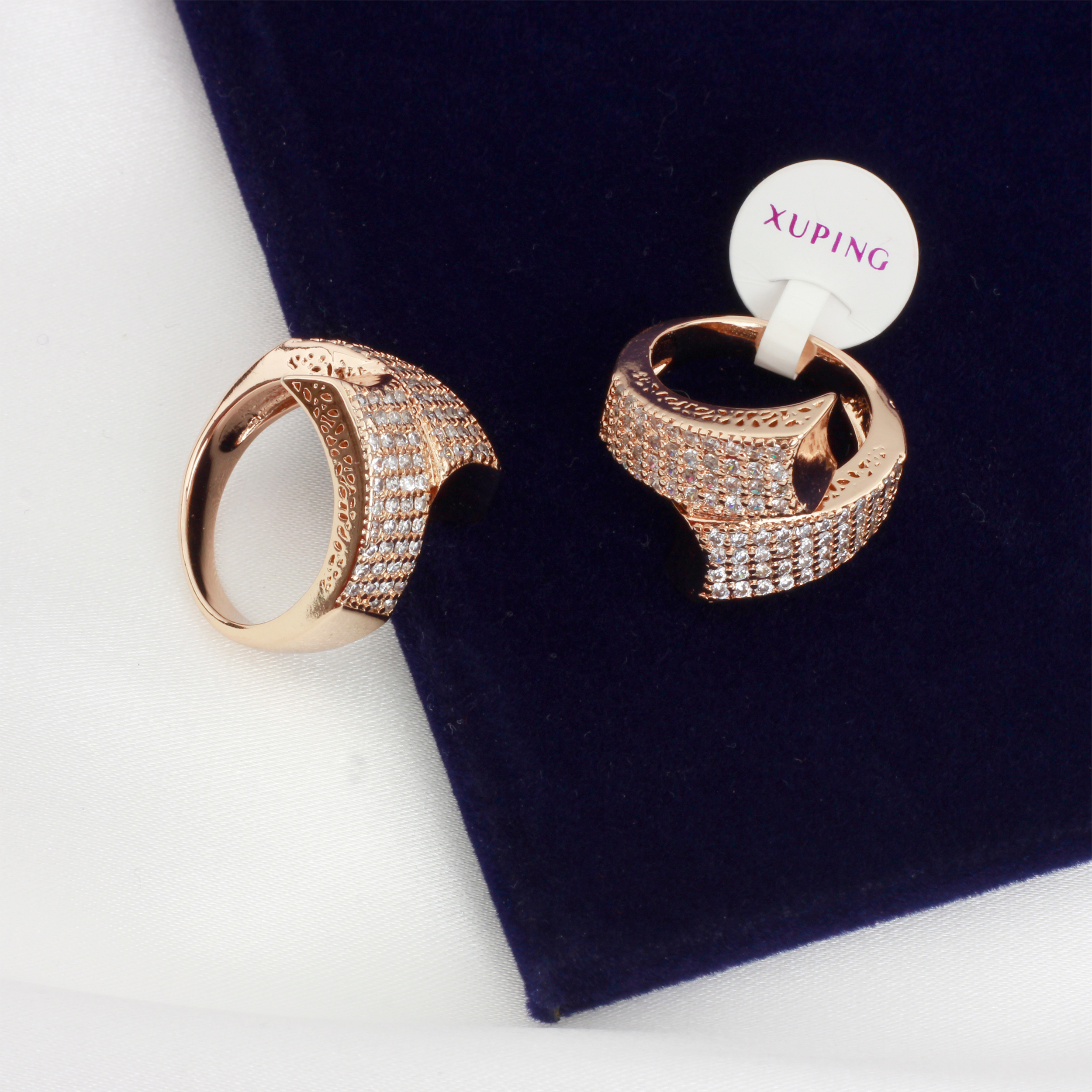 优雅的青铜女性黄铜戒指