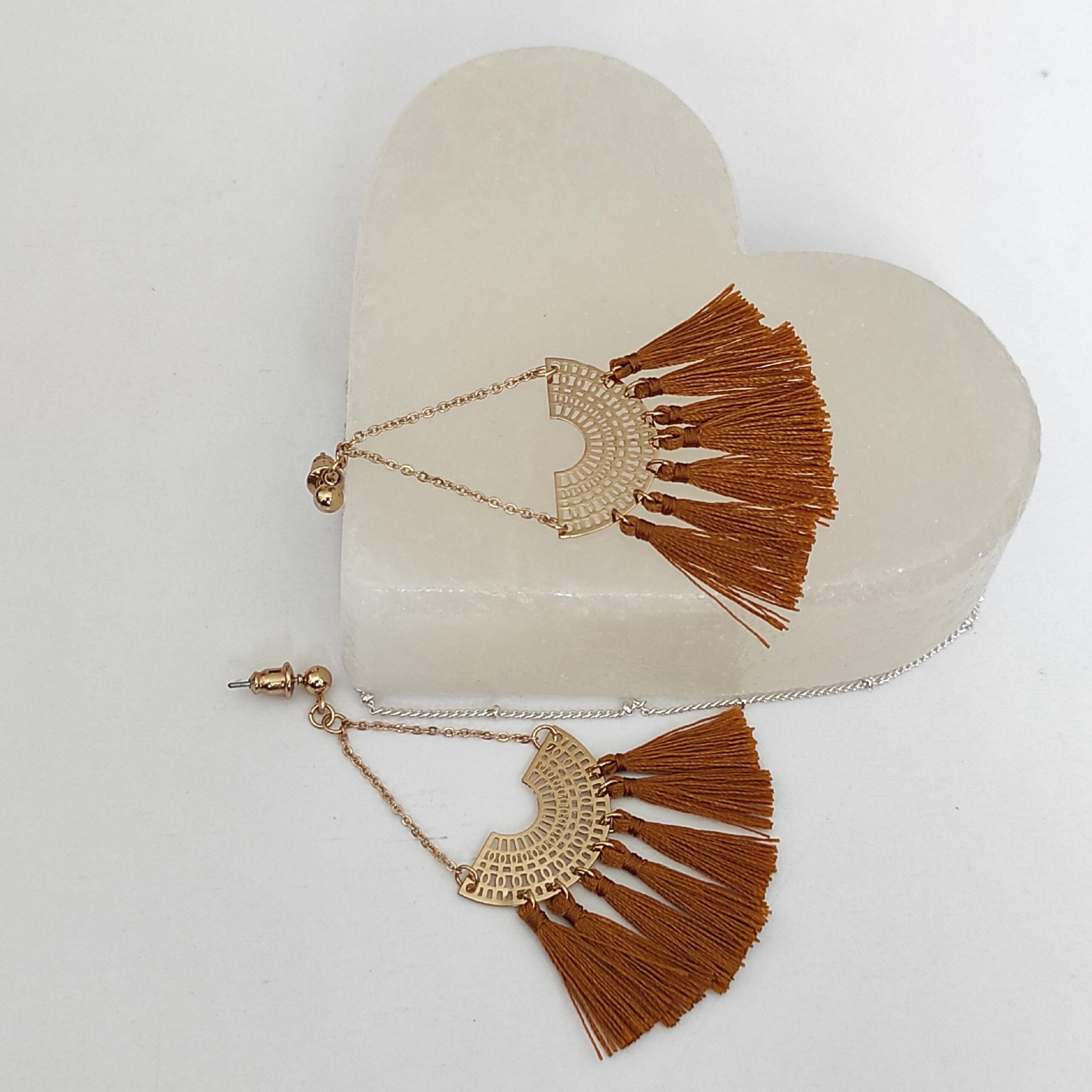 Main image of 手工编织棕色垂坠耳环