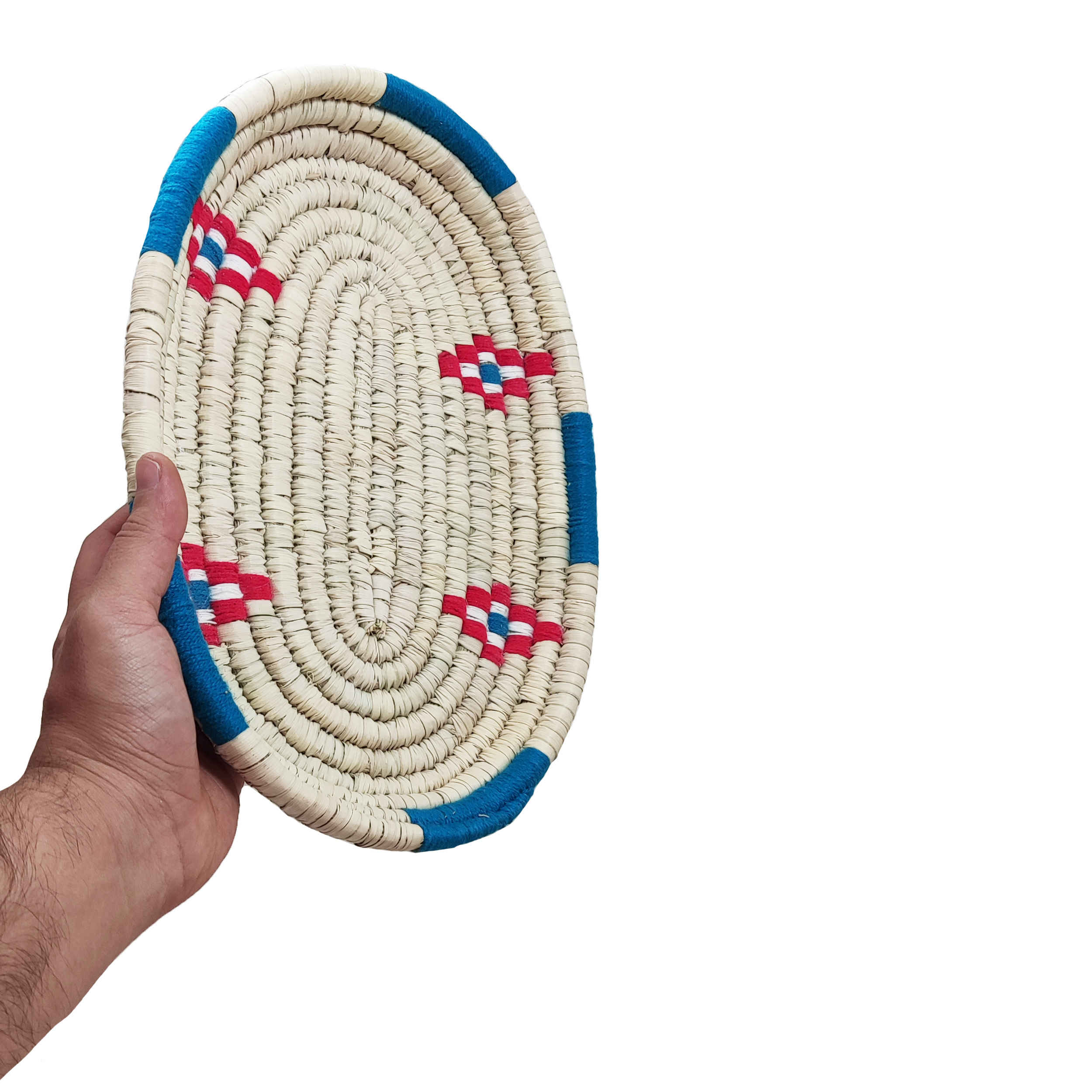 奶油色可持续风格手工编织柳条篮