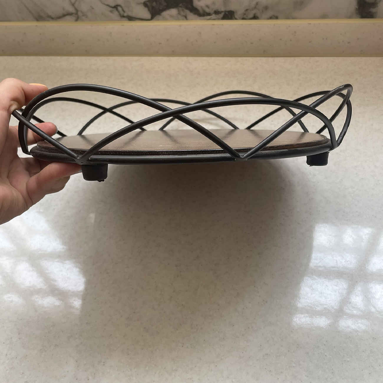 黑色木底金属线水果篮