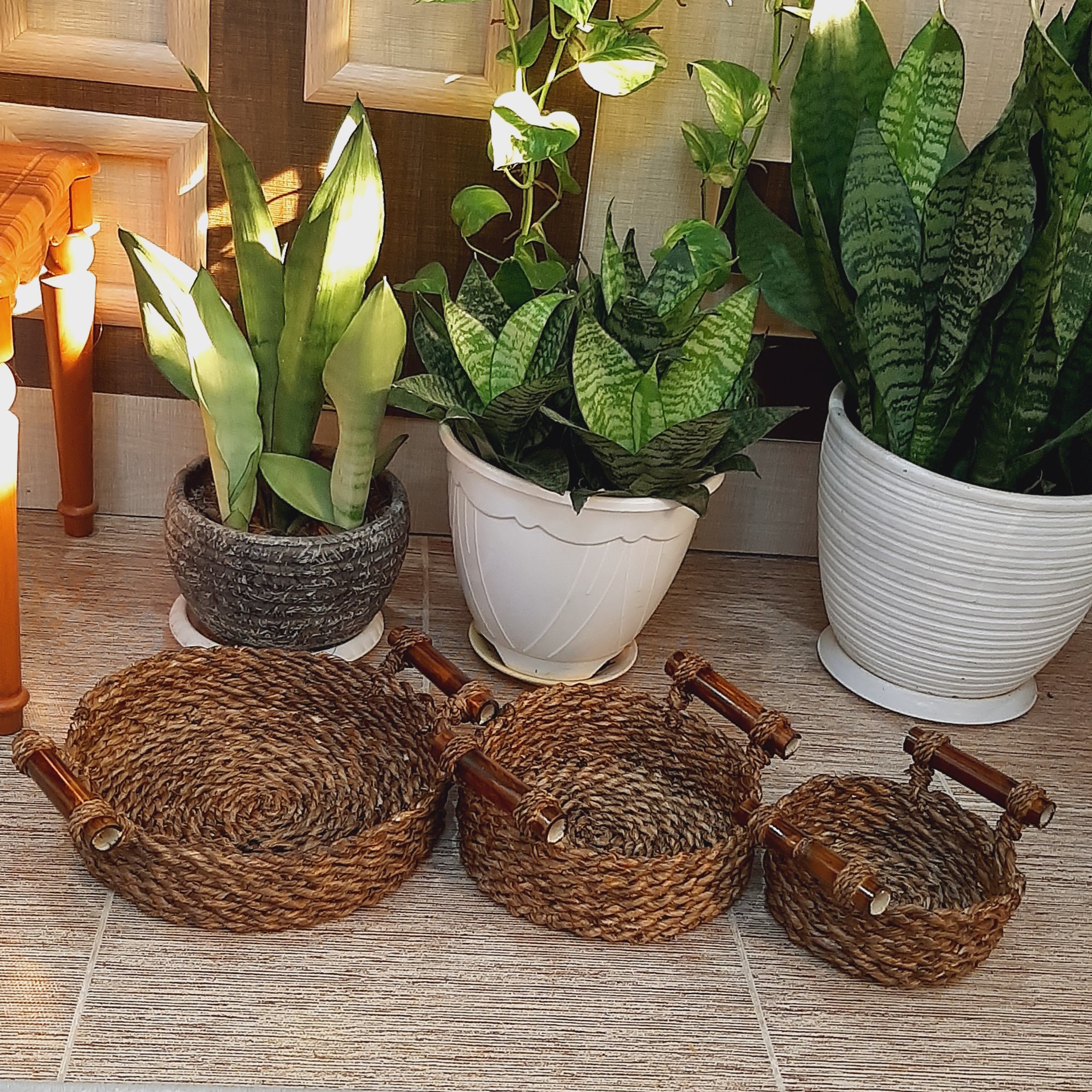 深棕色带手柄柳条篮手工编织