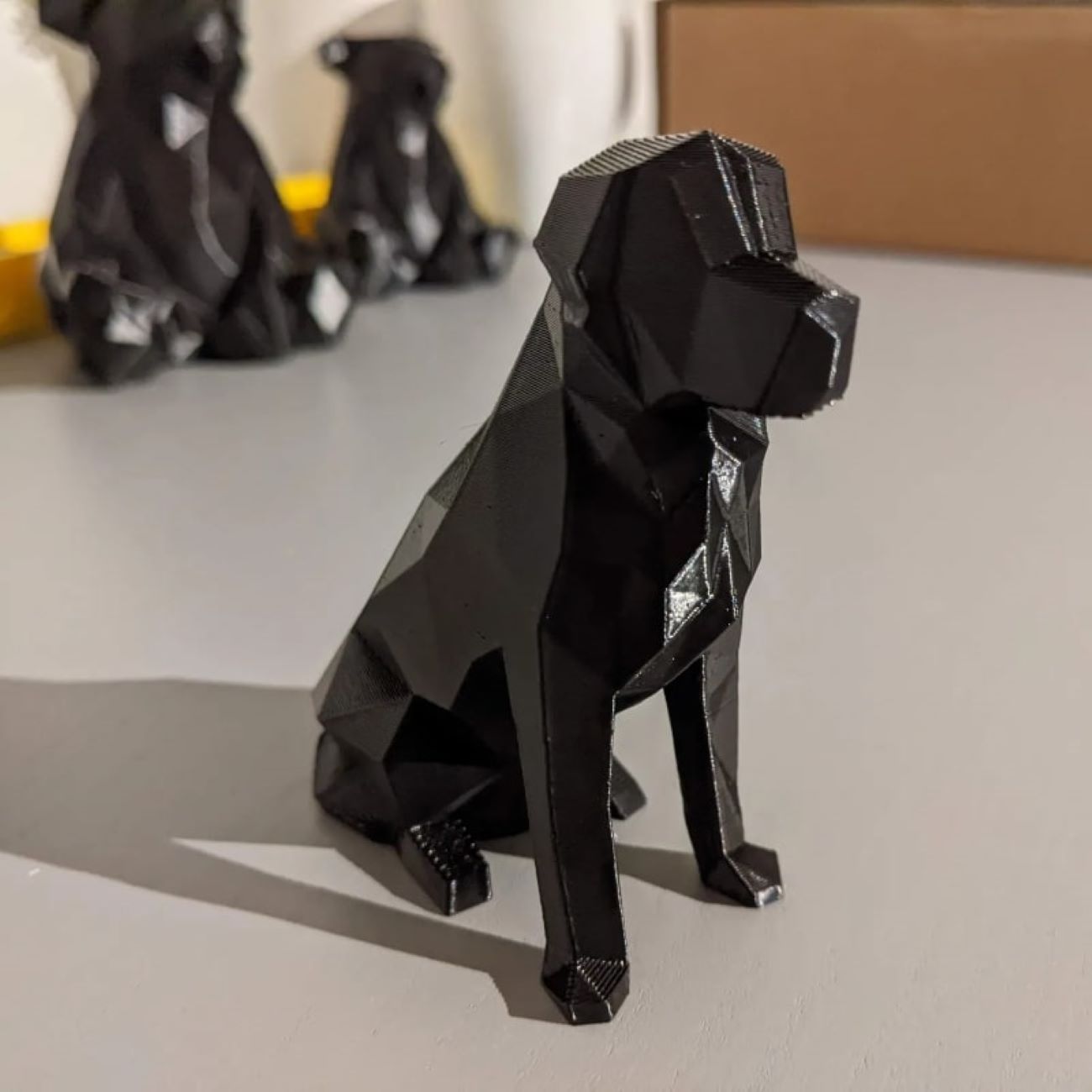 几何立体派黑狗坐姿雕像 – 现代立体派雕塑