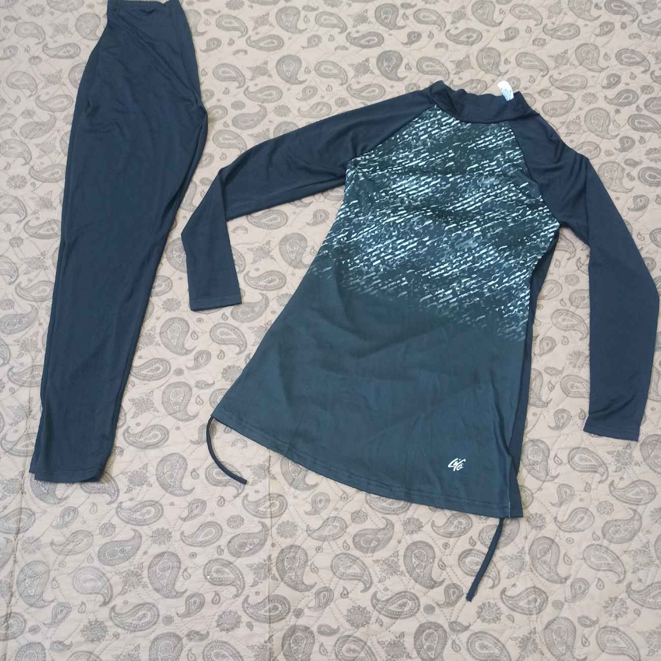 Main image of 伊斯兰女士泳衣 – 附连帽设计与宽边打底裤