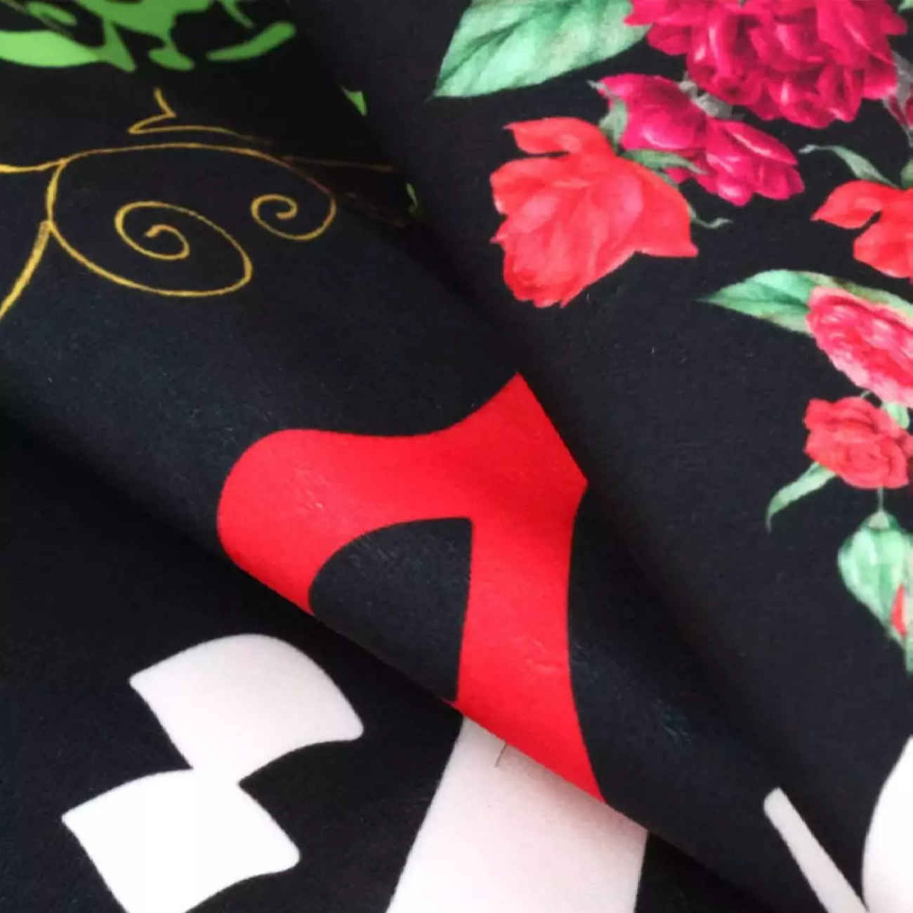 穆哈兰姆挂毯 – 仆人旗帜款,铭文与花卉设计