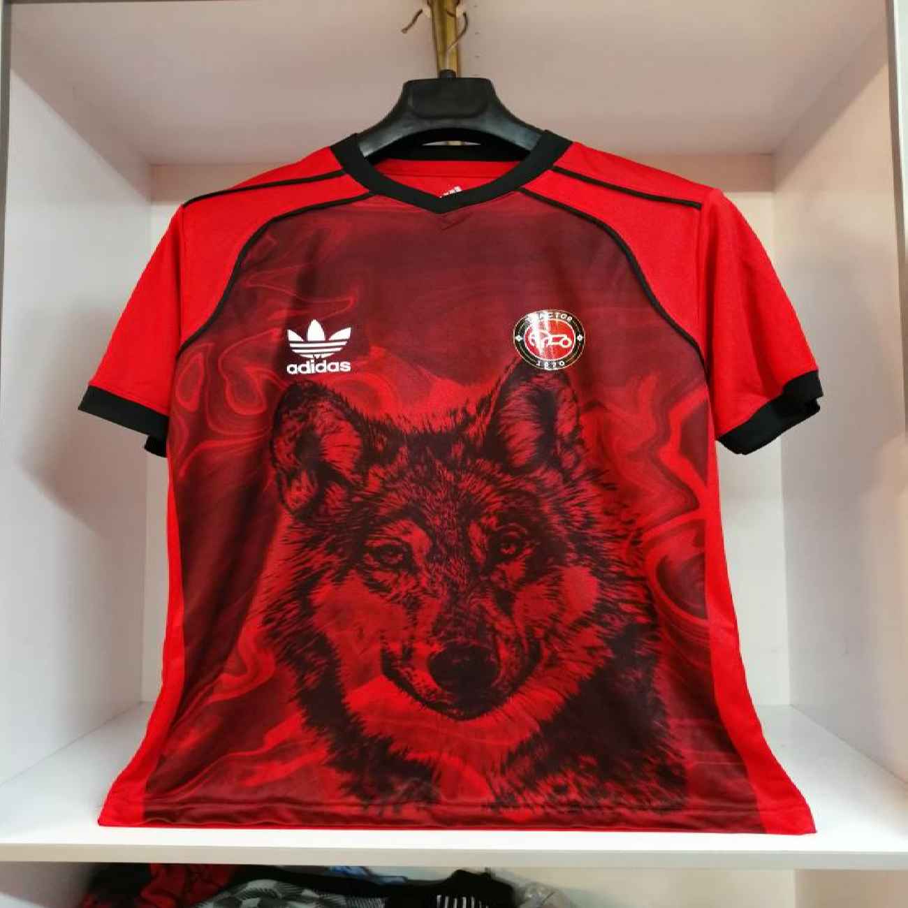 Main image of 拖拉机足球俱乐部球衣 2024 – 耐用时尚，狼图案款球迷专用