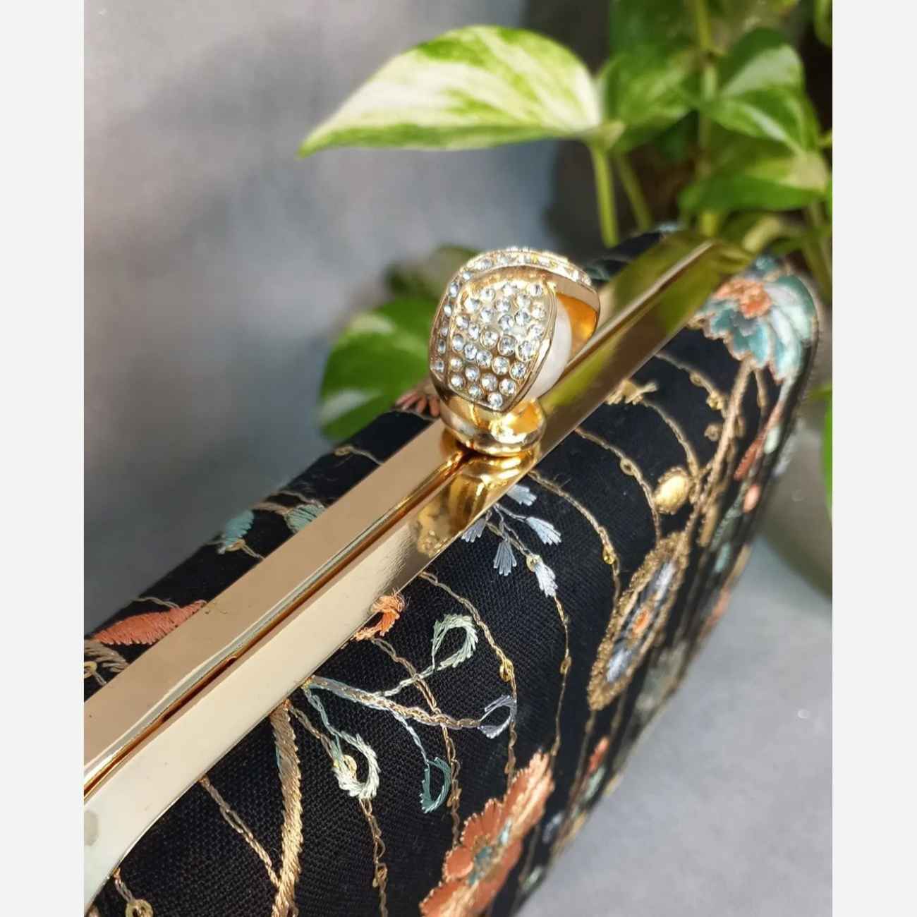 刺绣天鹅绒手拿包 – 时尚奢华玫瑰花图案