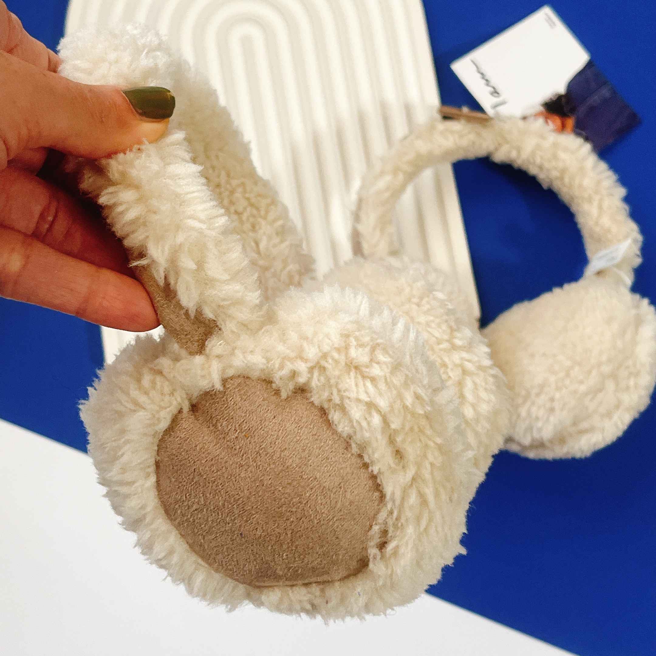 毛绒耳罩 – 柔软奢华，寒冷季节保护耳朵，奶油色