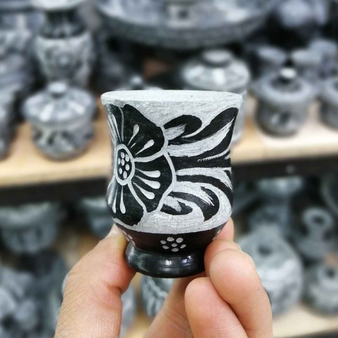 Main image of 手工石制咖啡杯（叶子与花卉图案，2件套，适合咖啡爱好者）