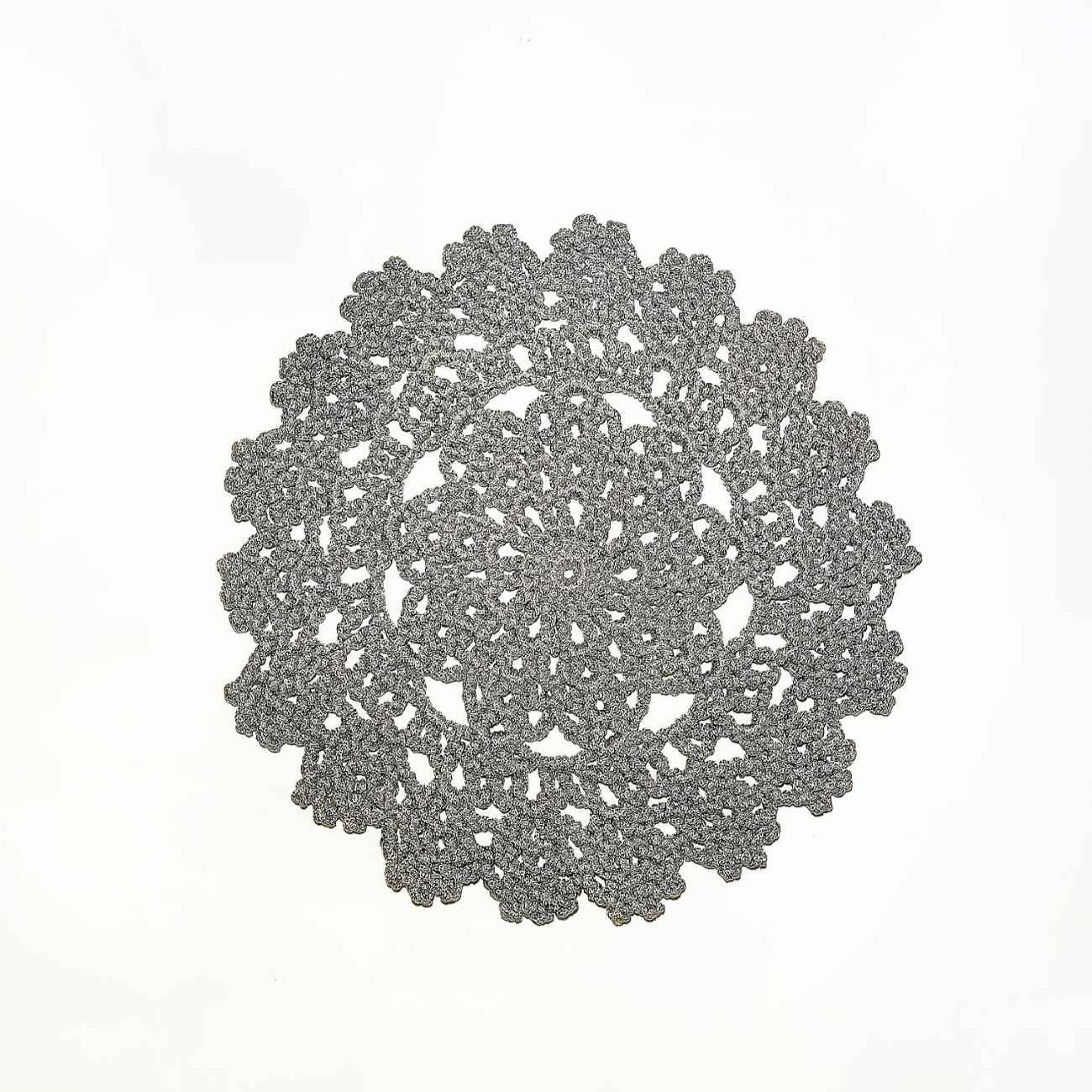 Main image of 手工钩针桌布——传统与现代风格的完美融合