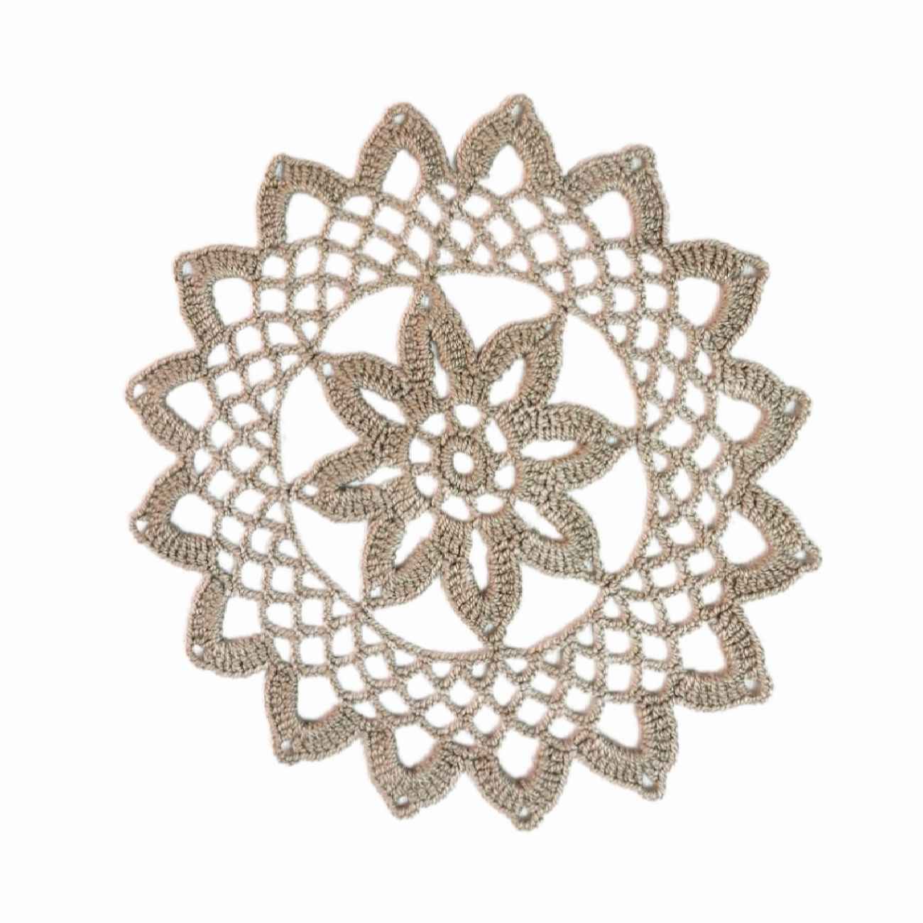 Main image of 手工钩针桌布——米色花卉图案，雅致奢华