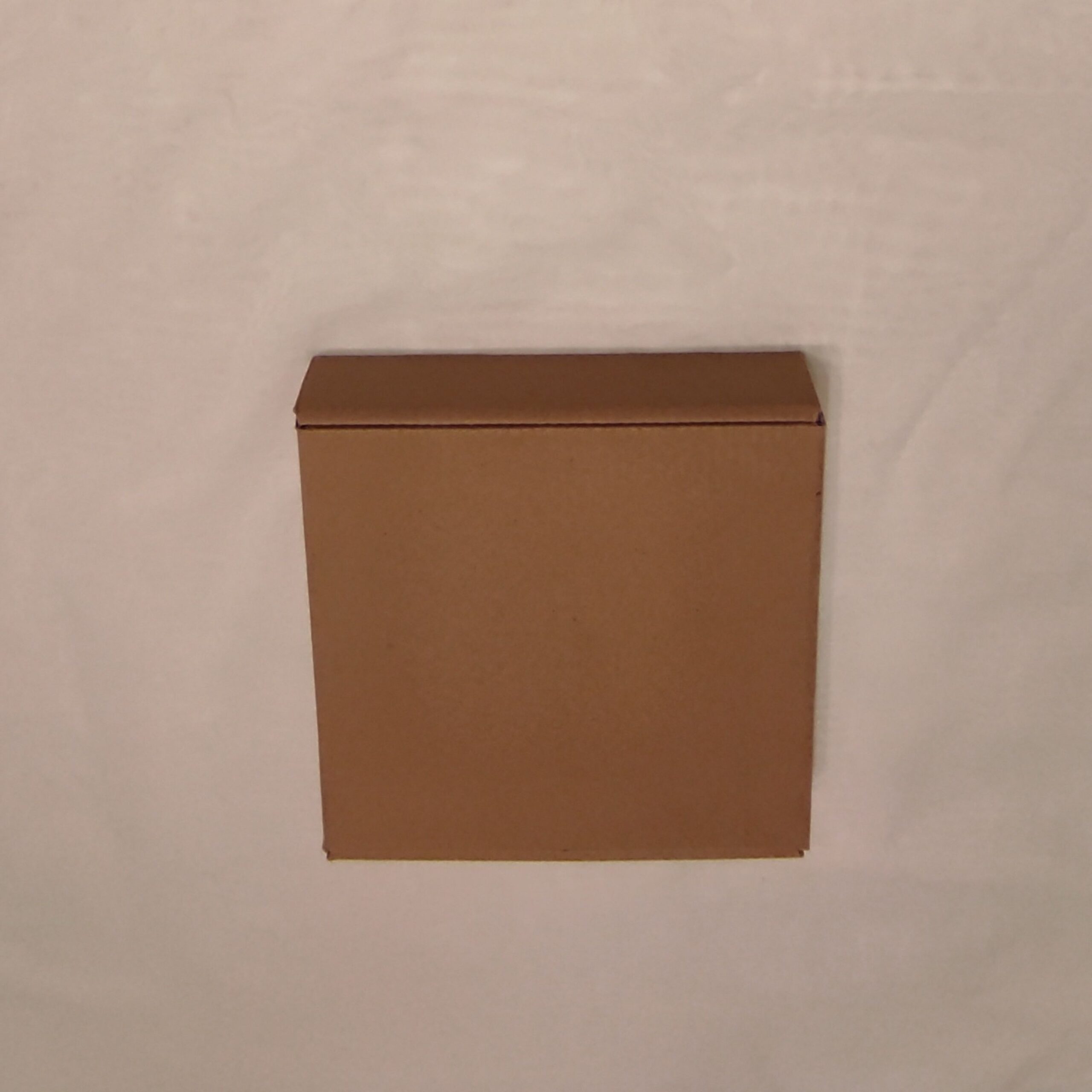 伊斯兰装饰盘 – 饰有《宝座经》(Ayat Al-Kursi)设计,附优雅支架