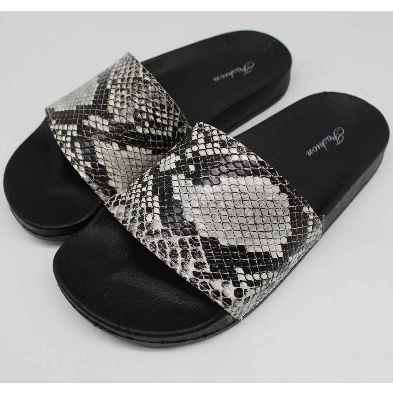 Nikta云朵拖鞋 – 云朵般的舒适与简洁现代设计的完美融合