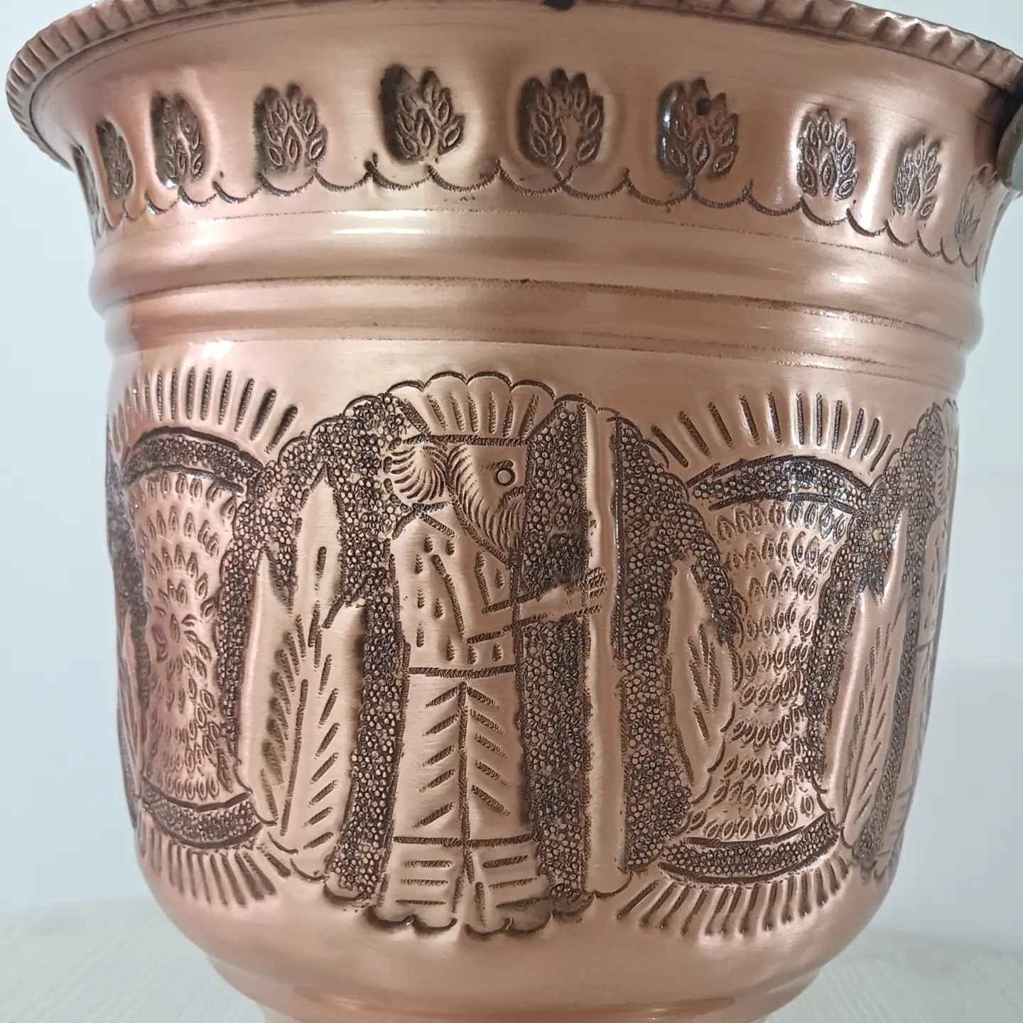 波斯铜垃圾桶 – 手柄设计，凸纹阿契美尼德风格