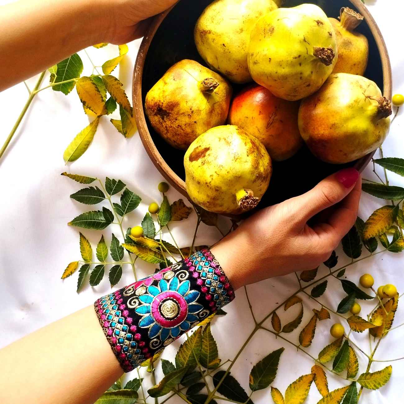 波斯刺绣手链 – 手工制作,时尚奢华,花卉设计