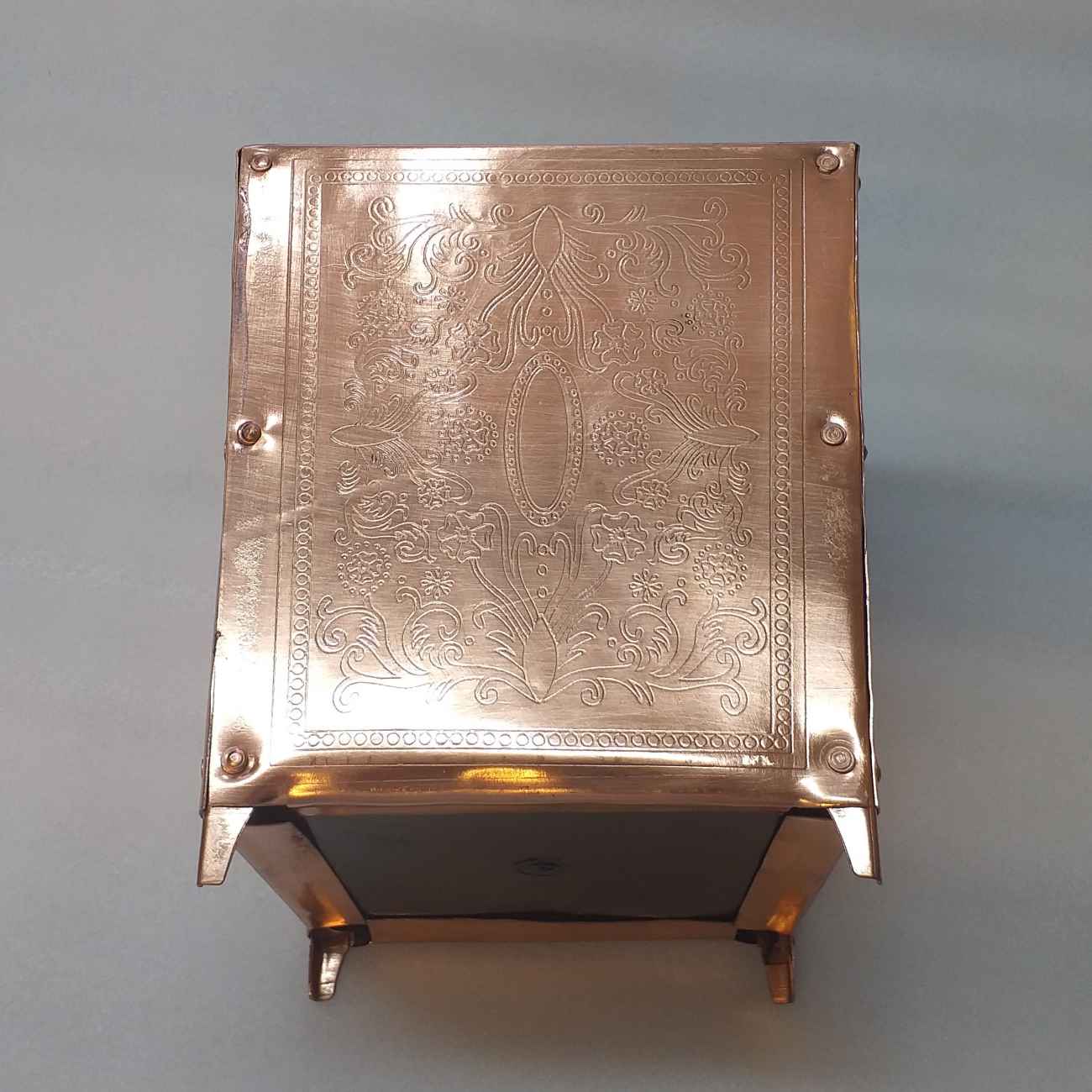 波斯雕刻铜垃圾桶 – 花卉设计