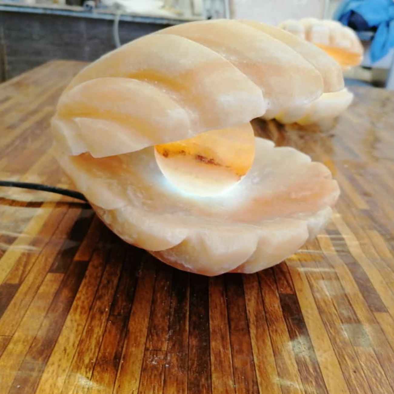 波斯盐晶灯 – 自然健康之选，缓解压力的完美礼物，带架设计