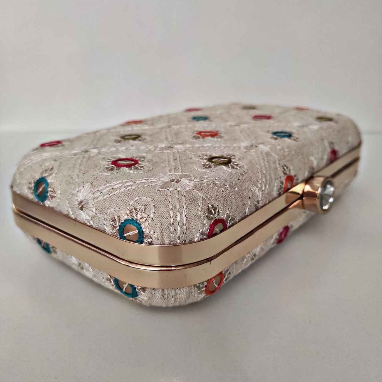 波斯女性手拿包 – 金色苏扎尼刺绣，适合派对与庆典