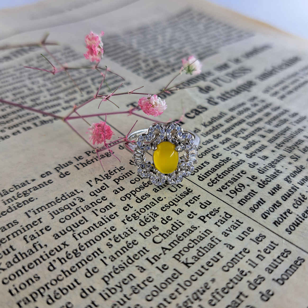 波斯女性银戒指 – 配有法拉瓦哈尔（Sharaf al-Shams）设计与花卉图案的玛瑙