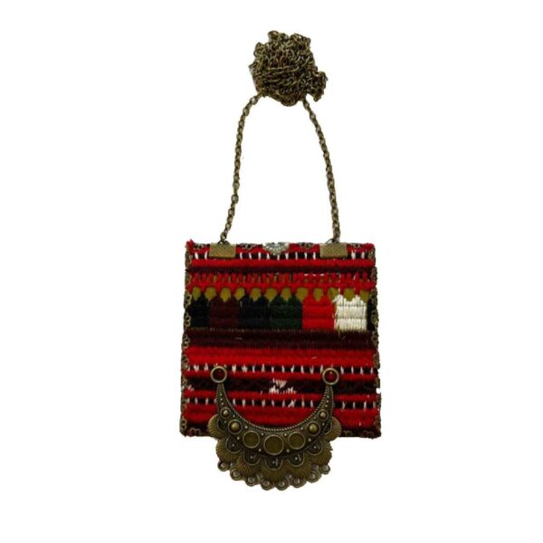 独特刺绣项链，配金属链条——每一针都展现优雅