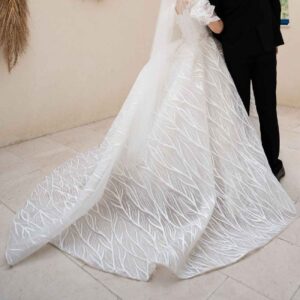 婚纱 – 全身水晶装饰，飘逸、舒适且华丽