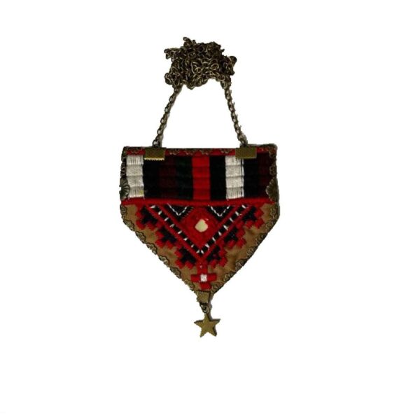 编织刺绣项链，配金属链条和象征性细节