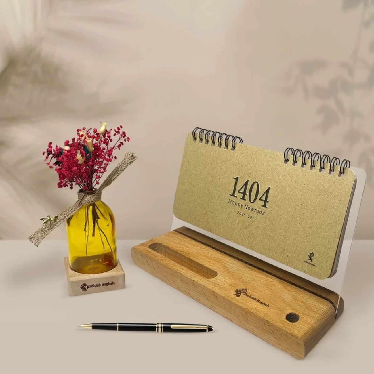 1404波斯桌面日历 – 带笔插与手机支架