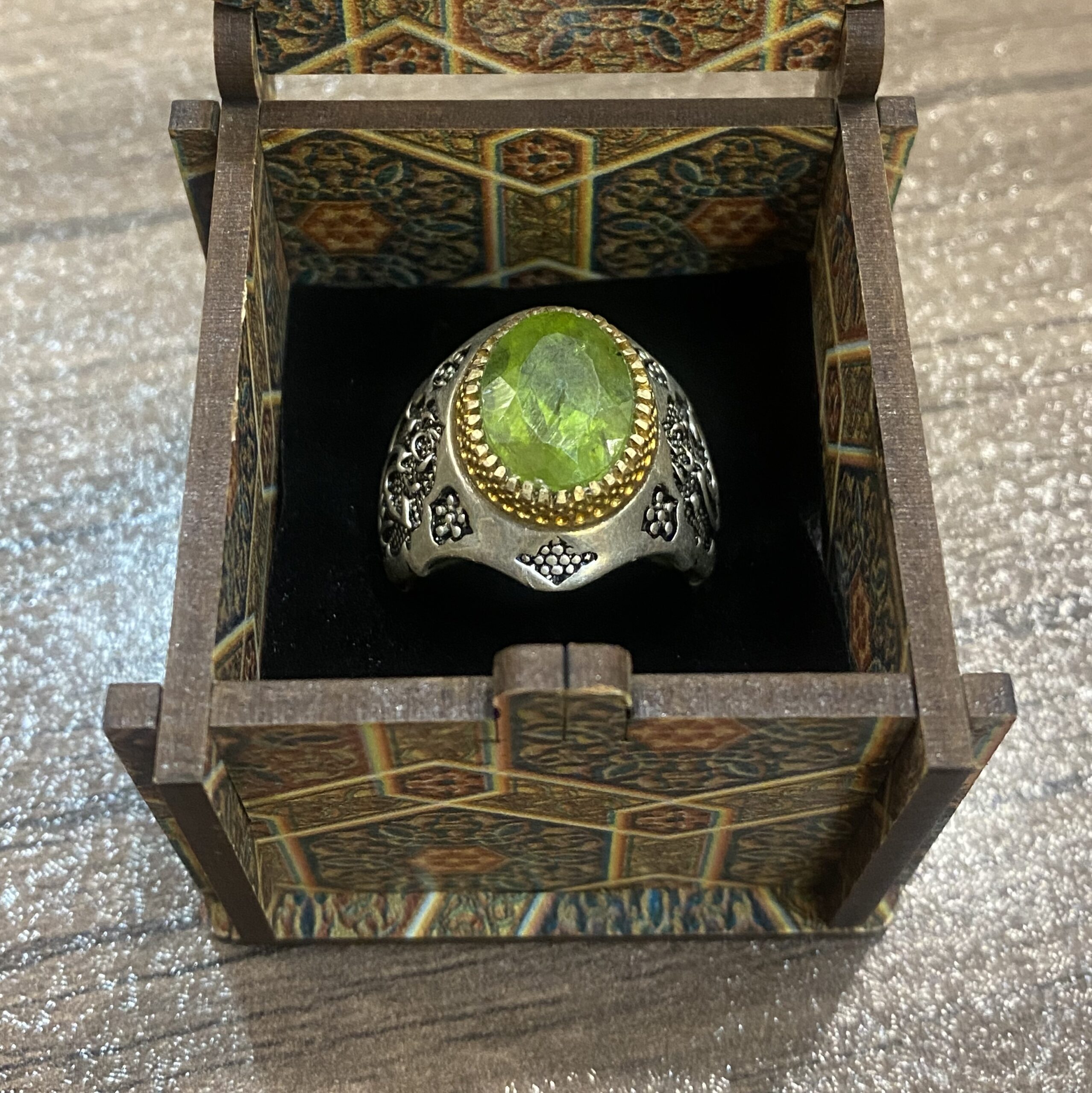 Main image of 伊斯兰绿榄石银戒指（男士）– “Ya Hussain” 书法款