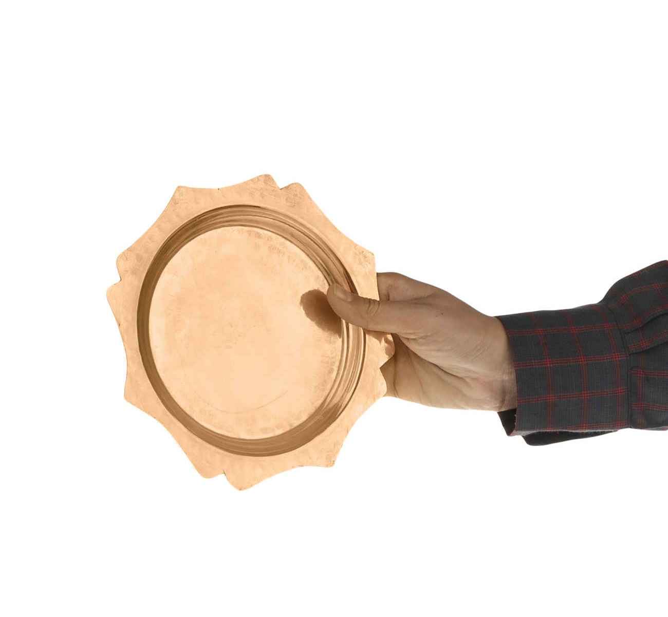 波斯铜制餐盘 – 优雅用餐的完美之选