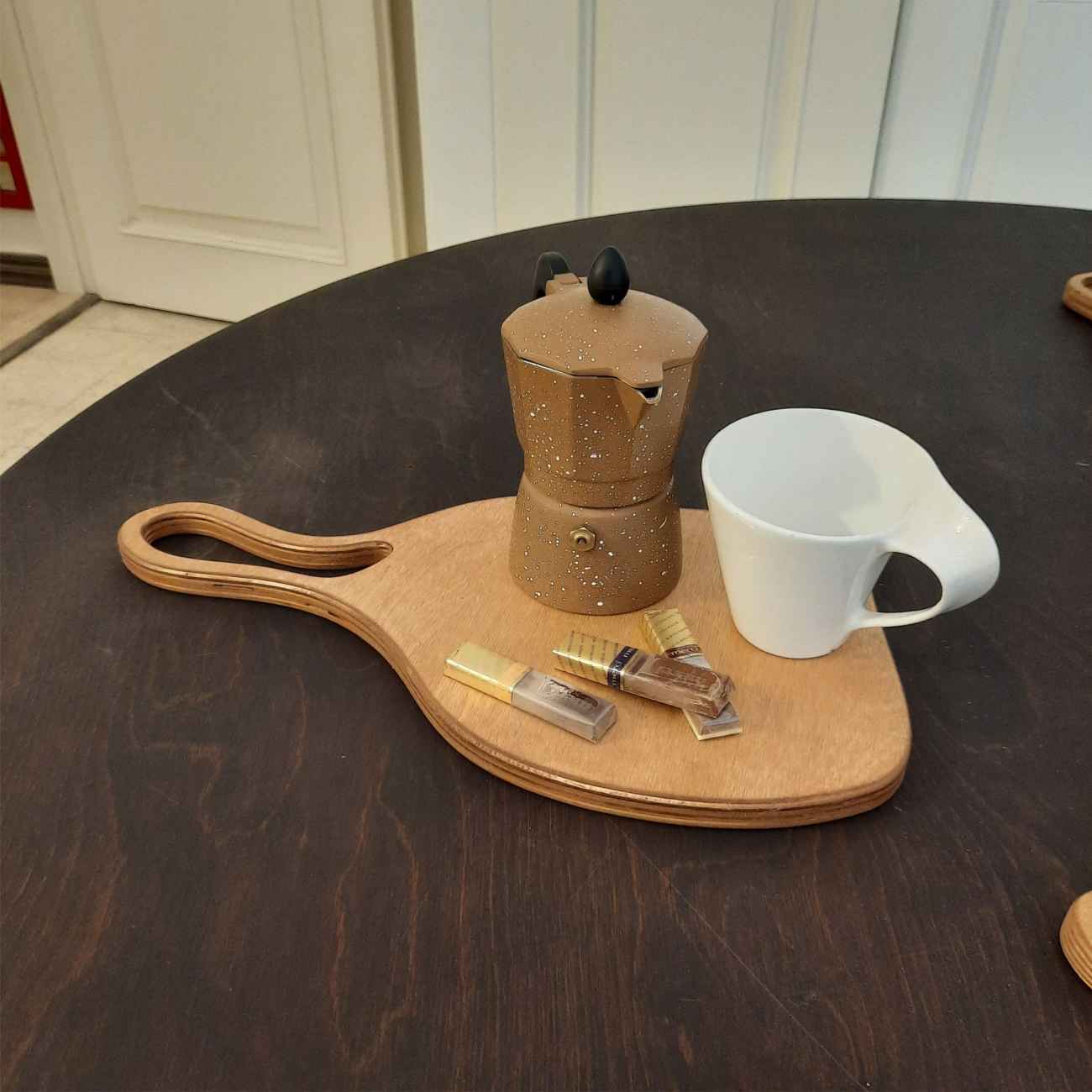 木质餐盘与切菜板 – 多功能:切菜、切片与食物展示