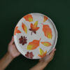 Thumbnail 2: 陶瓷餐盘 – 秋叶图案，可微波炉加热与洗碗机清洗