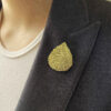 Thumbnail 3: 黄铜女士胸针 – 时尚奢华，春季金色设计