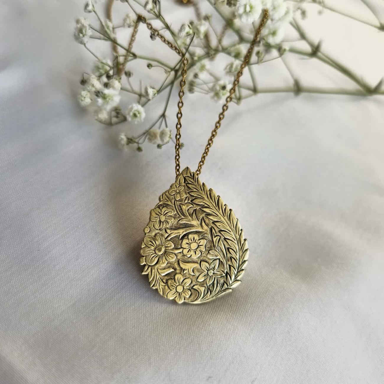 黄铜女士胸针 – 时尚奢华，春季金色设计