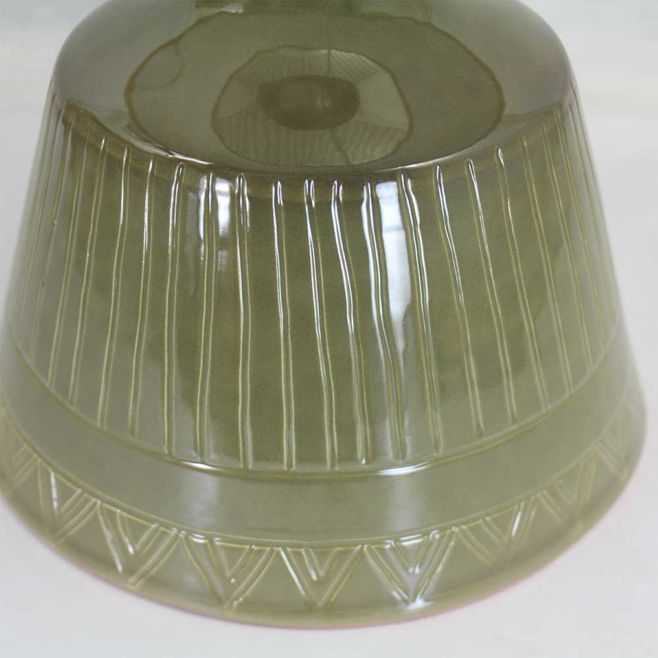 现代陶瓷桌灯 – 造型与功能完美结合